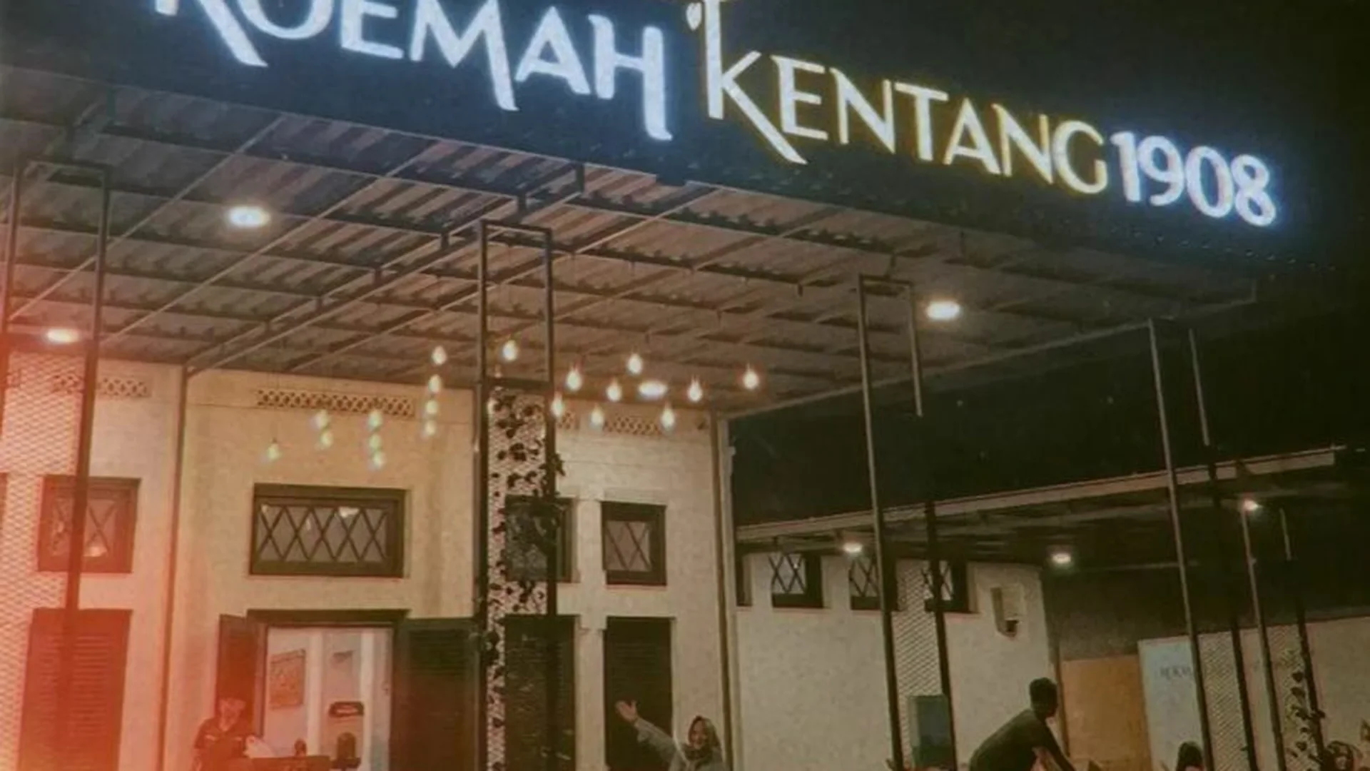 Roemah Kentang 1908 di malam hari