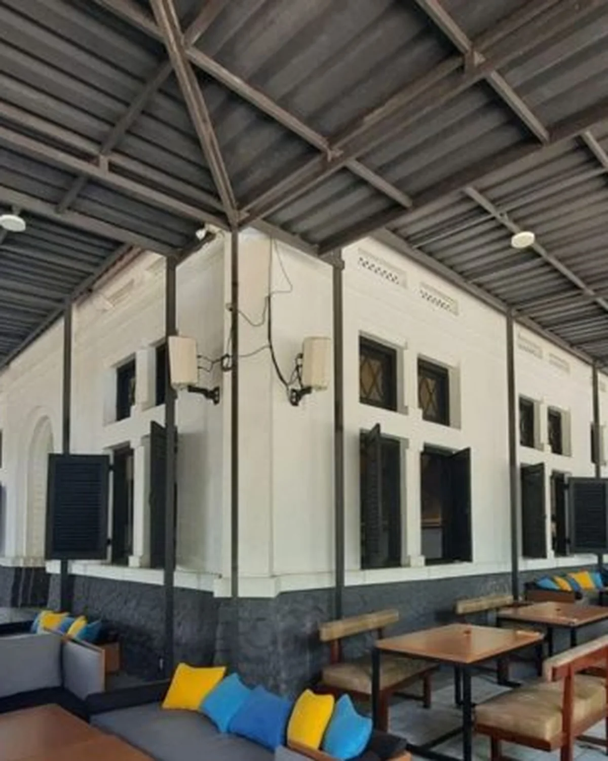 Area outdoor Roemah Kentang 1908